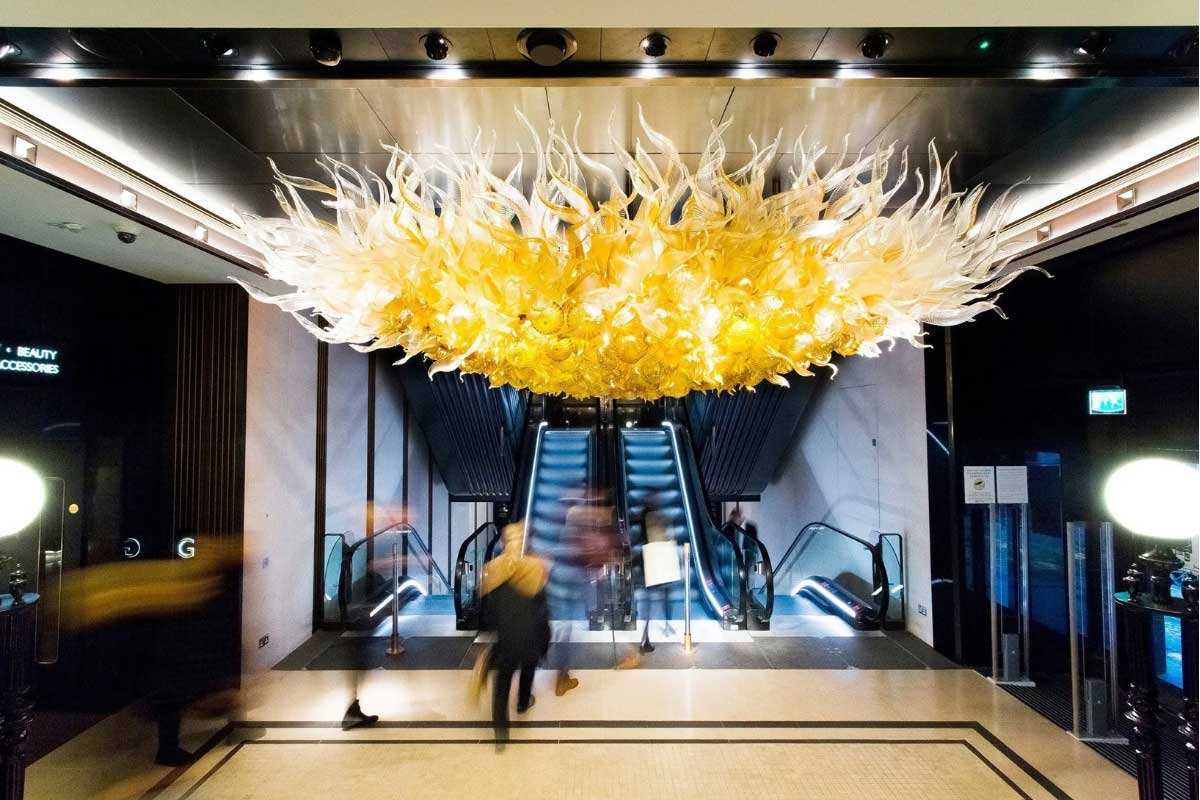 بزرگترین لوستر جهان؛ Escalator Hall، لندن