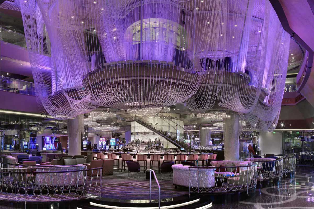 باشکوه‌ترین لوستر جهان؛ Chandelier Bar، وگاس