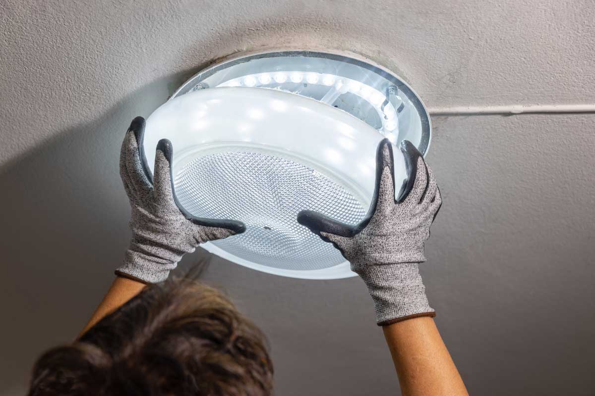 نگهداری چراغ سقفی