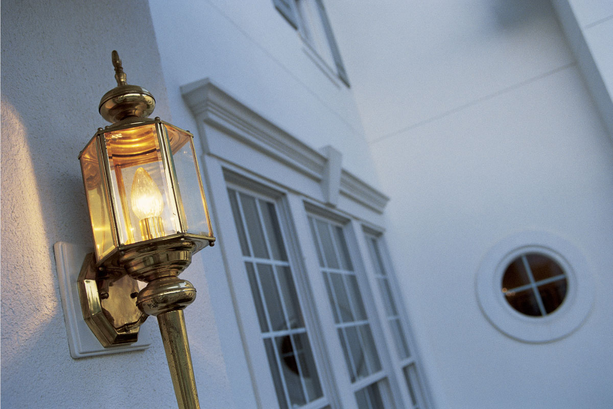 نورپردازی نمای ساختمان با چراغ دیواری