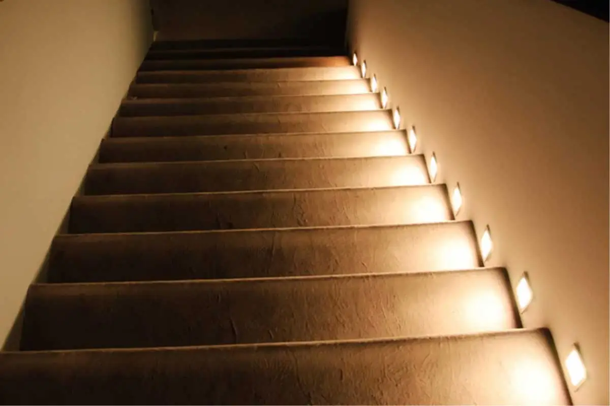 عکس چراغ دفنی پله‌ای