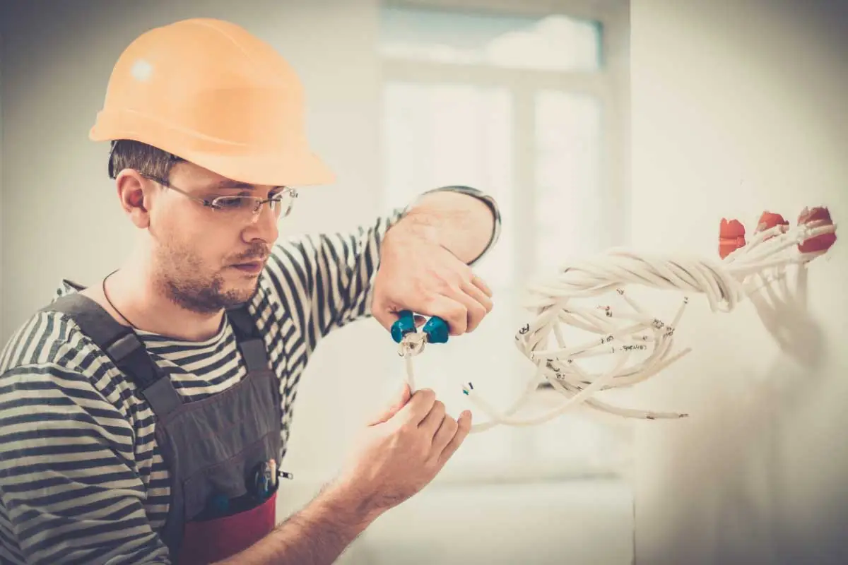 عکس عدم رعایت استانداردها در سیم کشی ساختمان