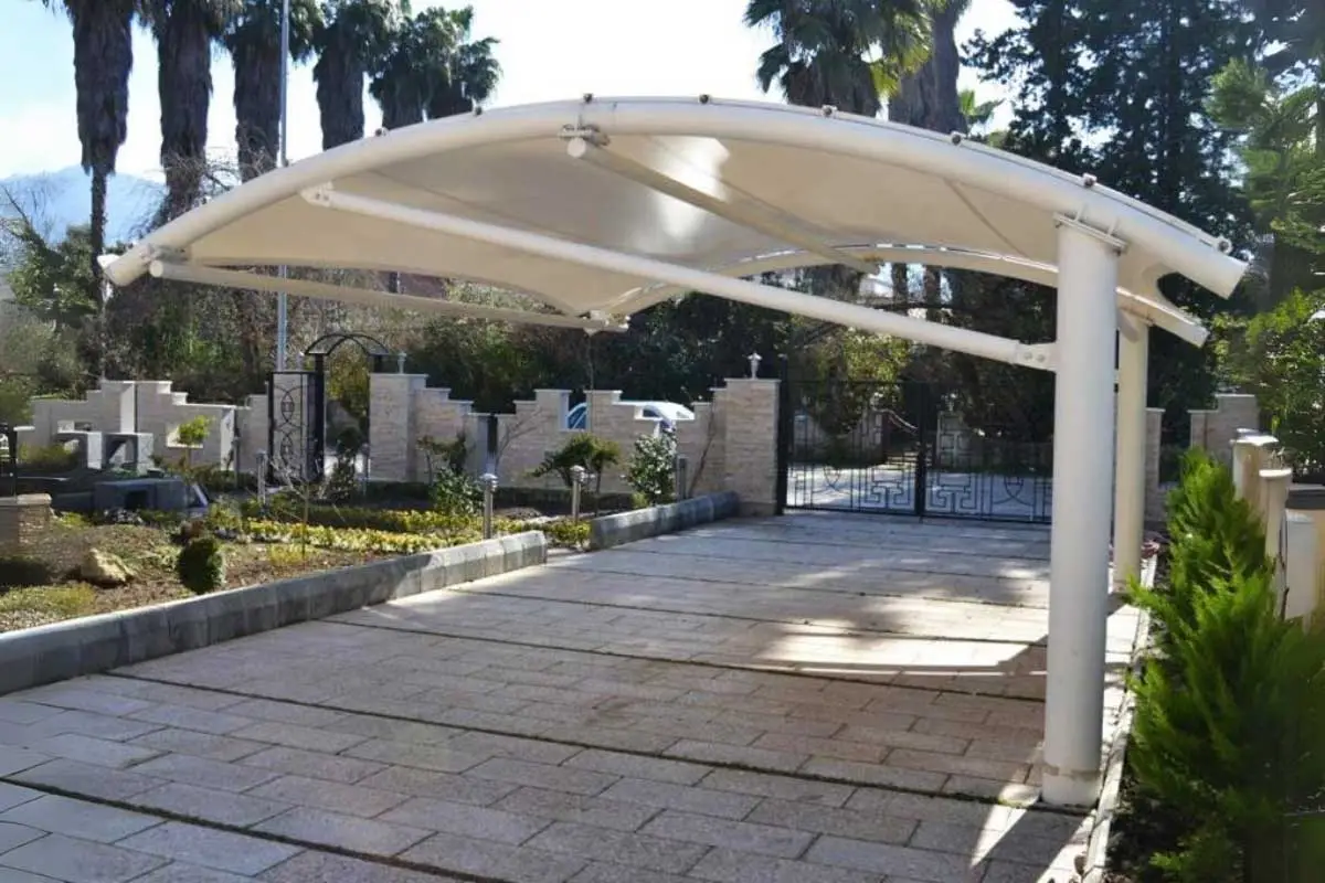 عکس استفاده از سایه‌بان های مختلف برای خنک کردن فضای باز