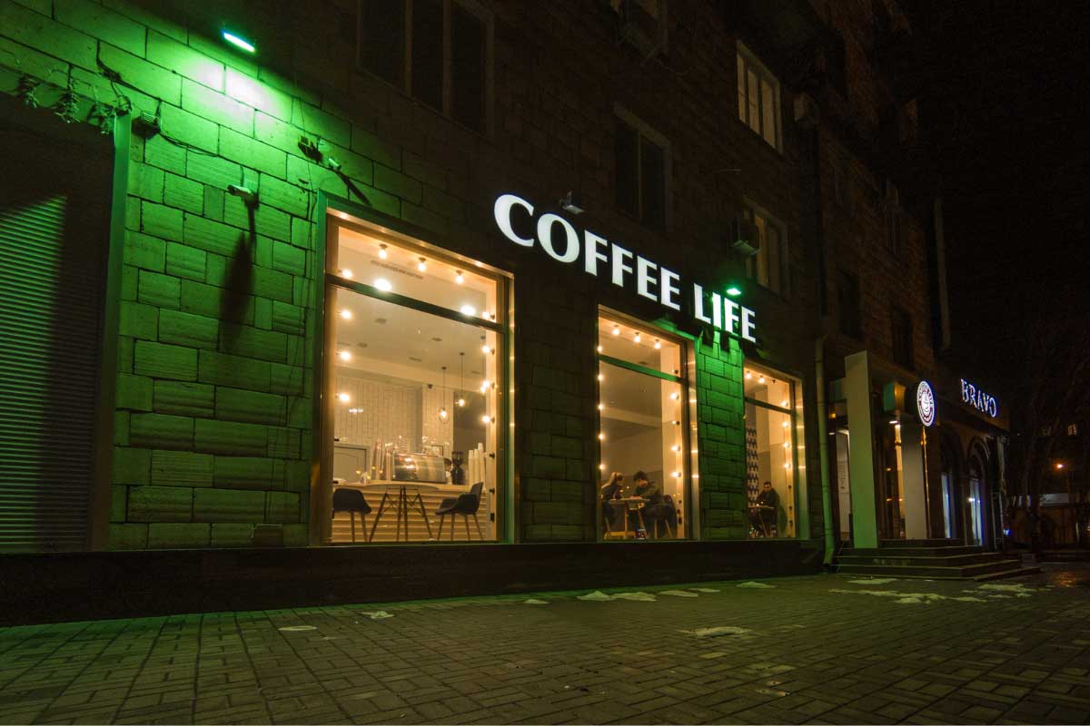 نورپردازی کافی‌شاپ در فضای باز