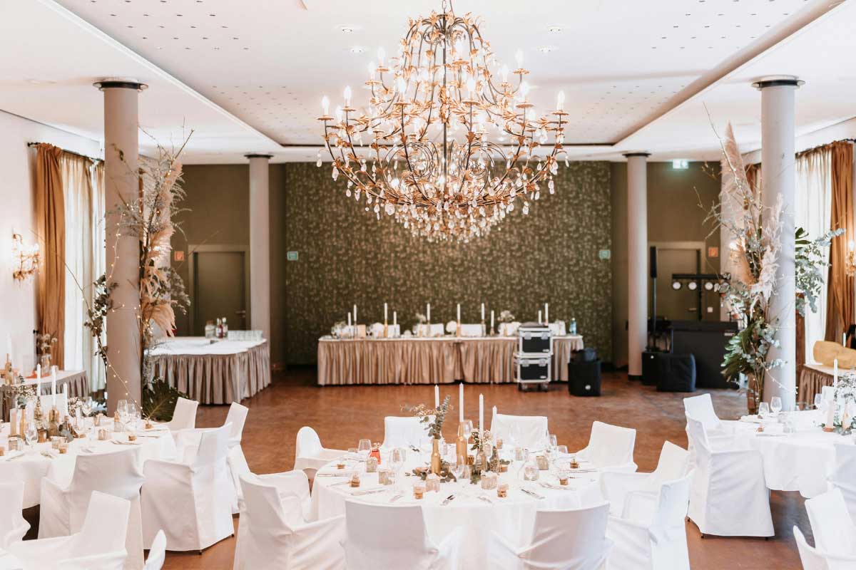 نورپردازی کلاسیک تالار با لوستر