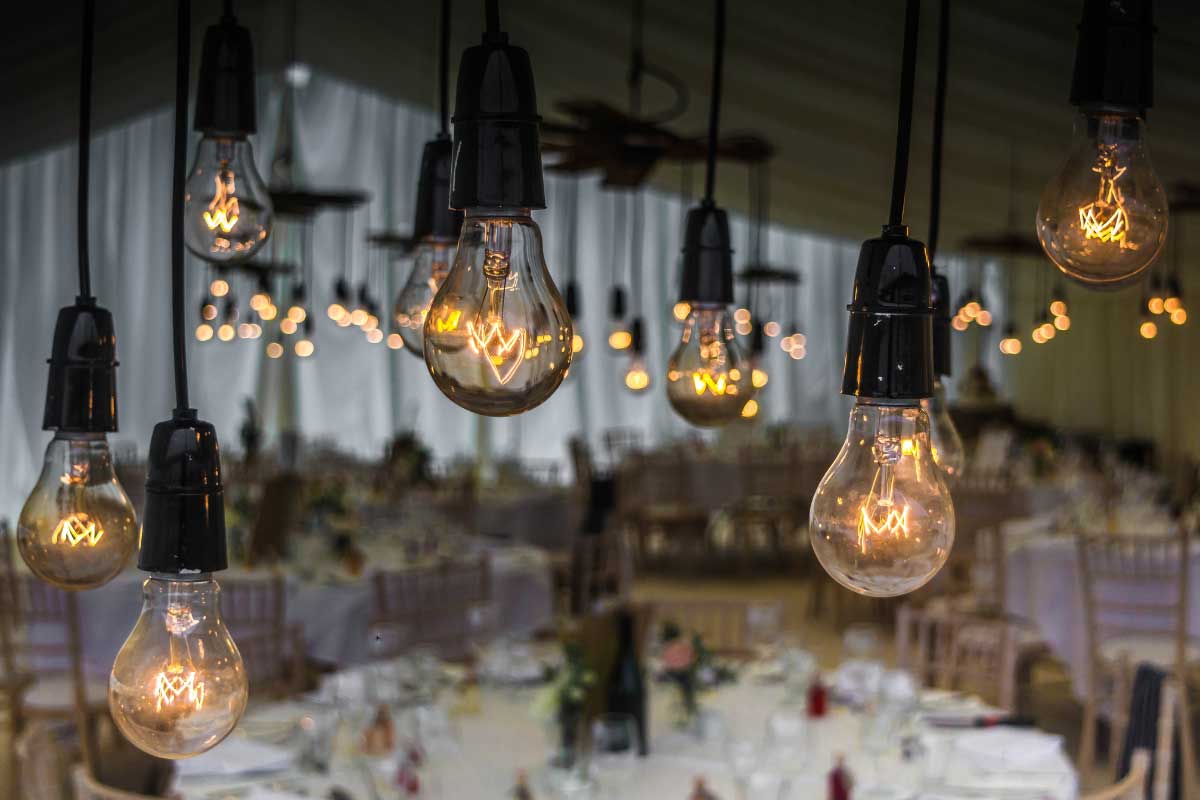 نورپردازی فانتزی و خلاقانه تالار با لامپ فلامینتی