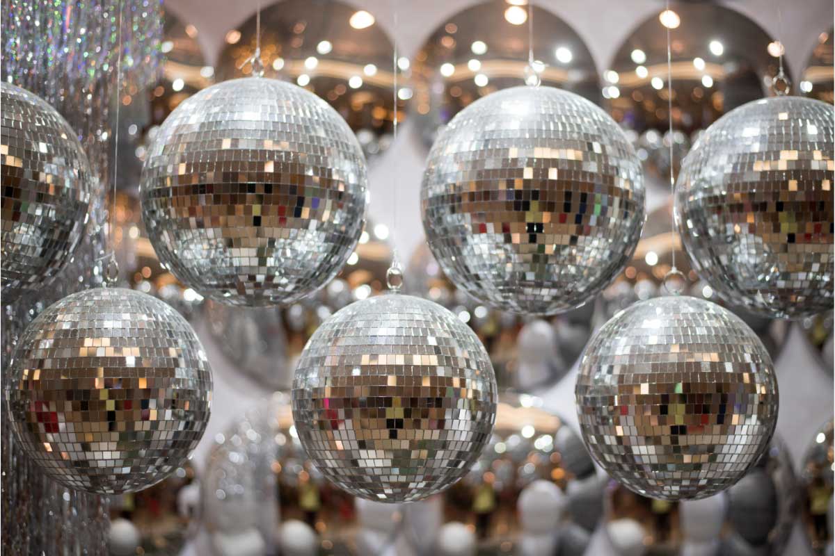 نورپردازی فانتزی و خلاقانه تالار با گوی آیینه‌ای