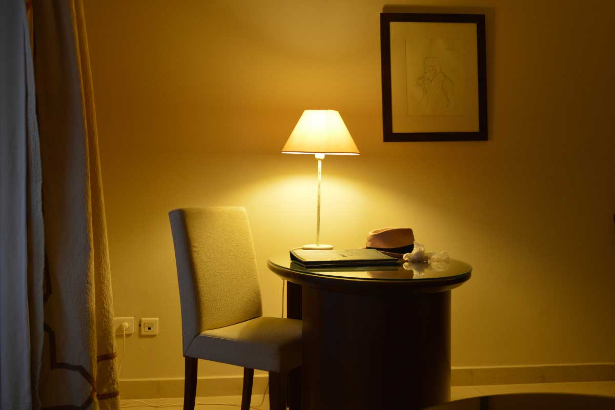 انواع چراغ رومیزی و آباژور برای نورپردازی وظیفهای