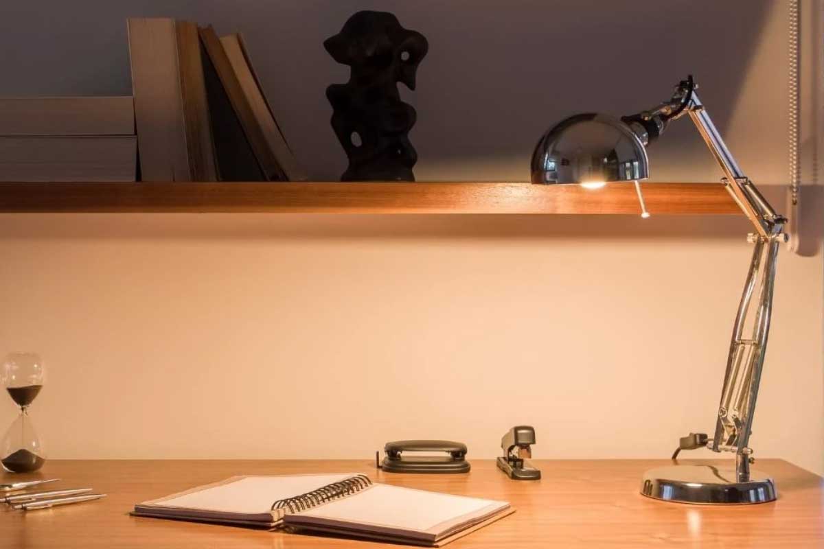 چراغ مطالعه برای نورپردازی وظیفهای