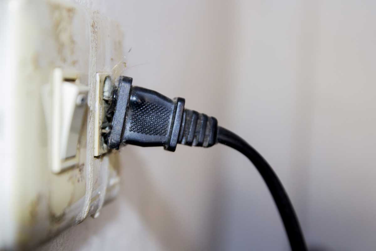 عدم رعایت ایمنی در نصب پریز، یکی از علت‌های آتش سوزی لوازم برقی