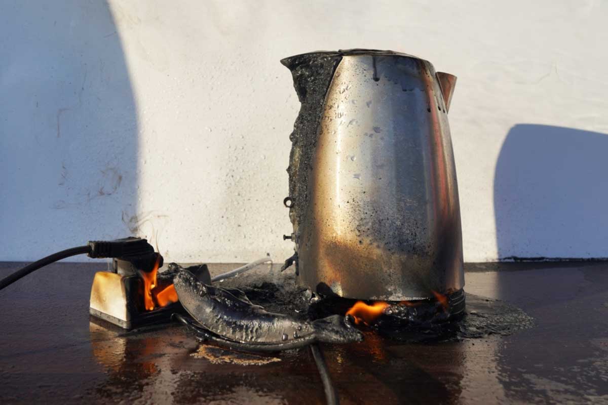 برای پیشگیری از آتش سوزی وسایل برقی را در معرض آب، حرارت و مواد اشتعال زا قرار ندهید.