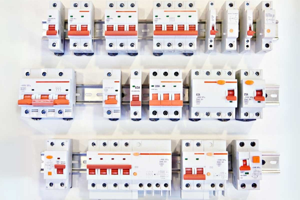 نصب انواع کلید مینیاتوری و رله در تابلو برق صنعتی برای جلوگیری از خرابی دستگاه‌ها