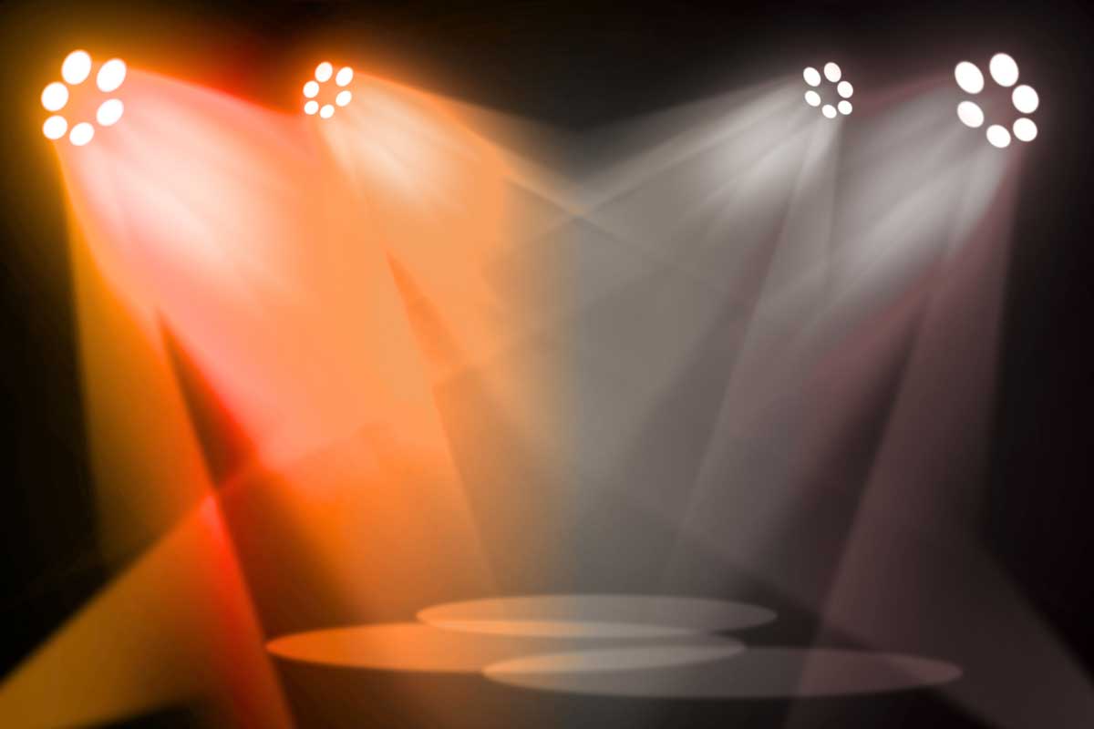 نورپردازی تاکیدی با نورافکن و پروژکتور