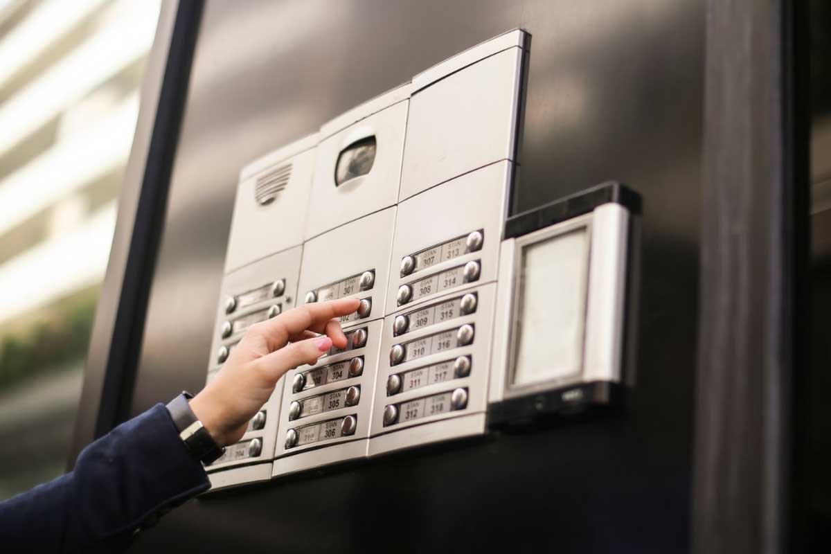 25 پیشنهاد خرید آیفون تصویری بر اساس بودجه (1404)