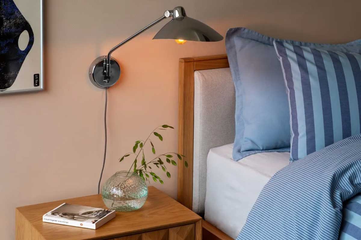 ارتفاع استاندارد چراغ‌ خواب دیواری چقدر است؟