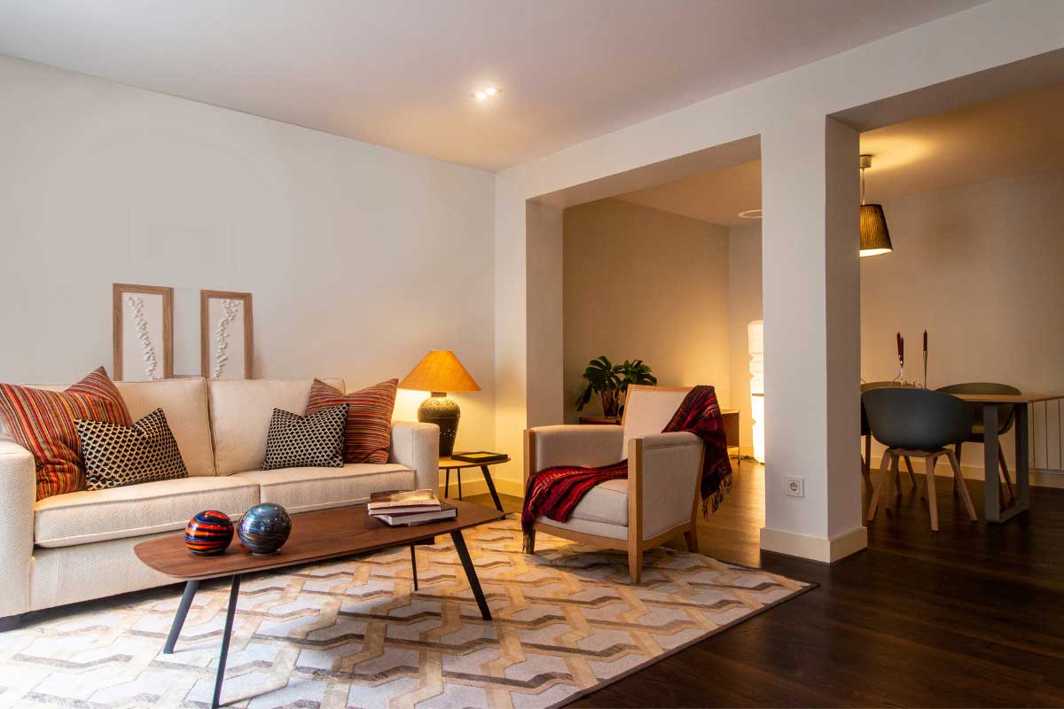 نورپردازی تزئینی با آباژور ایستاده و چراغ رومیزی