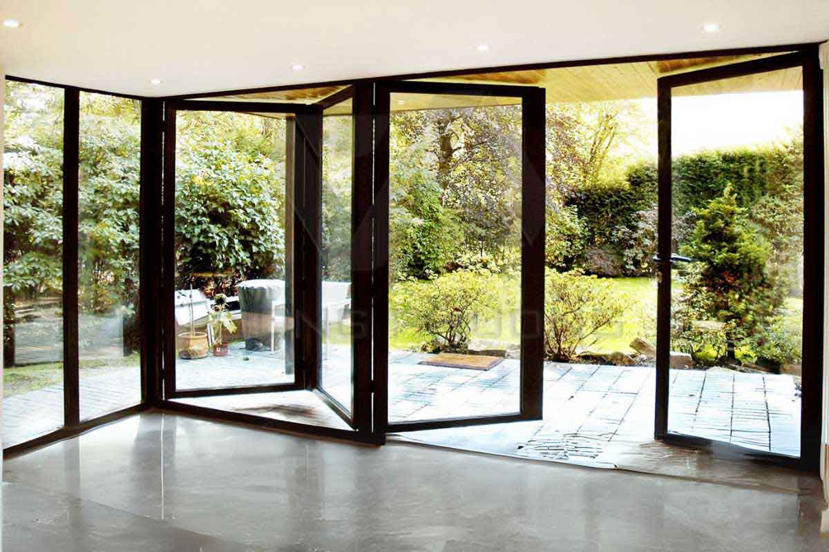 باز گذاشتن دو پنجره‌ مقابل هم برای ایجاد تهویه و خنک ماندن خانه در زمان قطعی برق