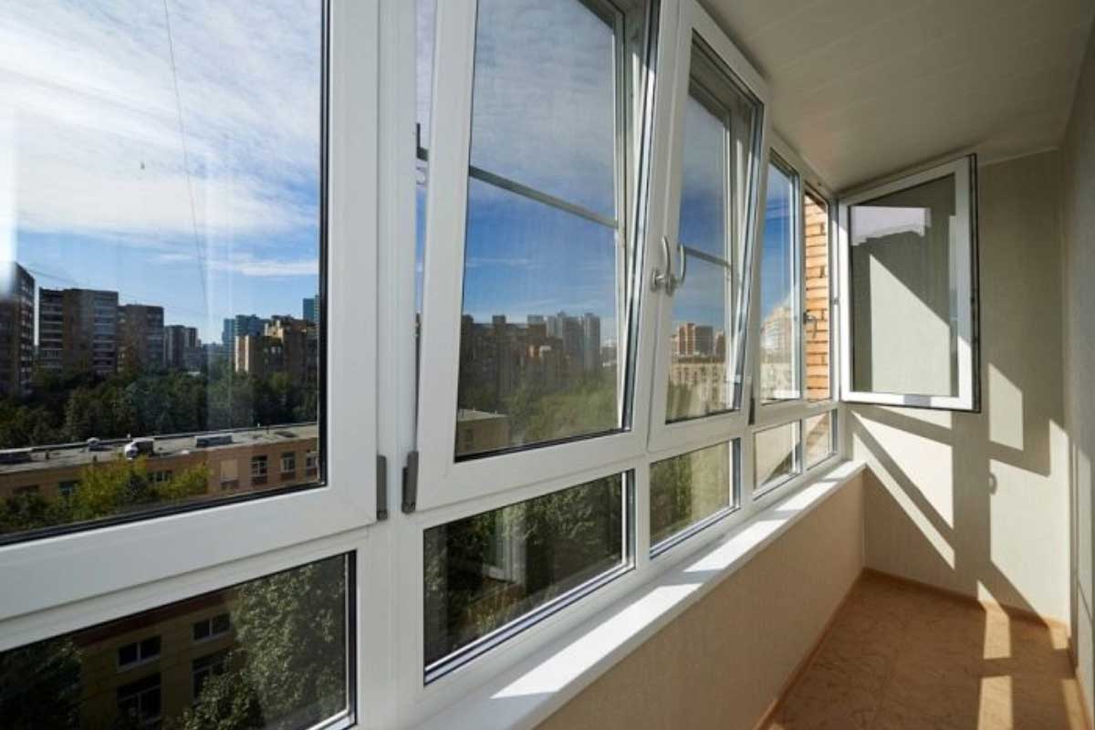 تعویض پنجره‌های قدیمی با پنجره‌های دوجداره و رفلکس برای خنک ماندن خانه در زمان قطعی برق