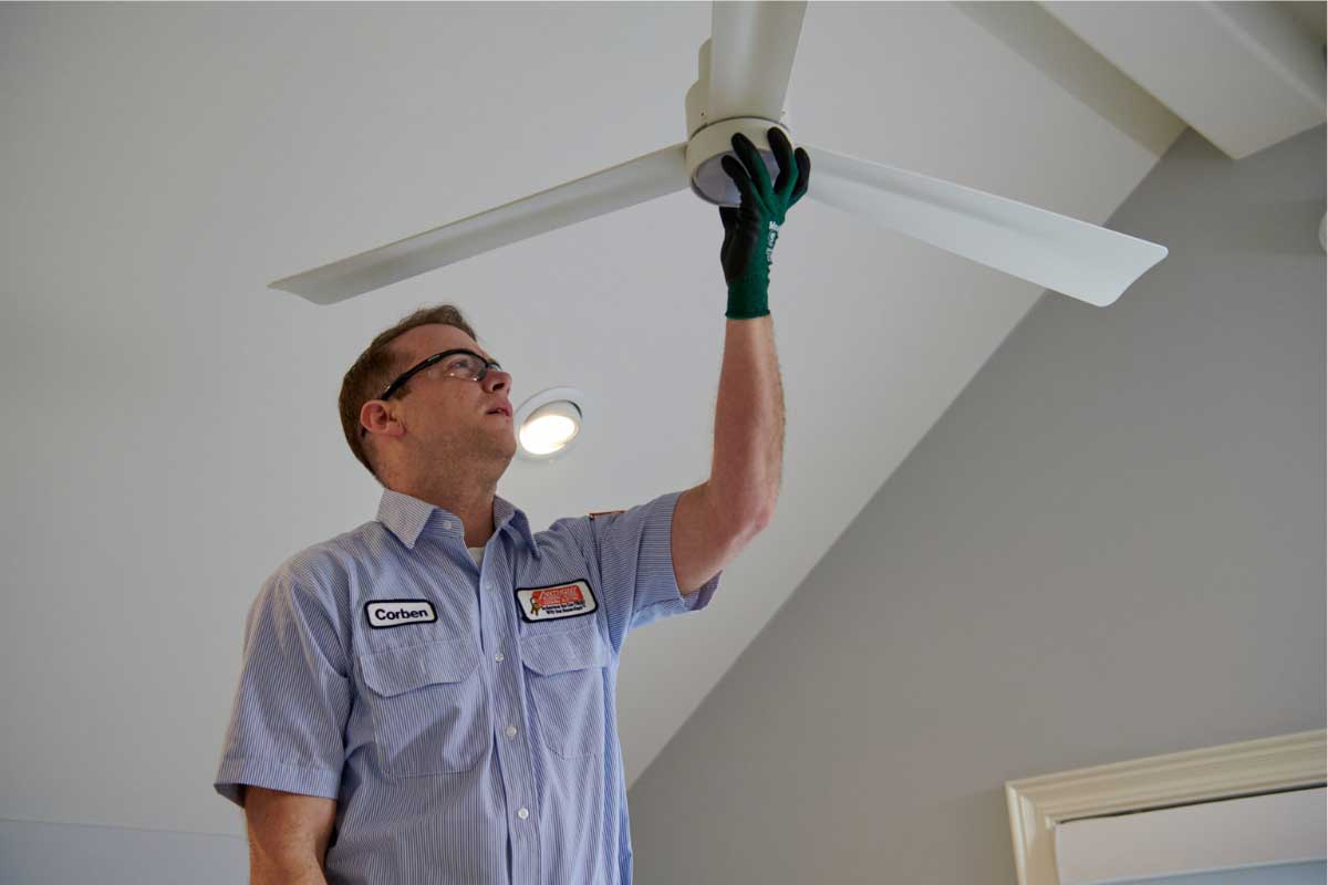 چرا پنکه سقفی صدای هووم میدهد؟