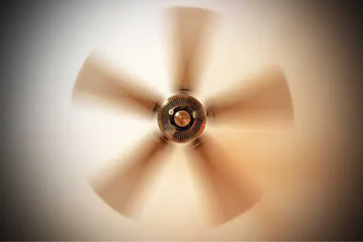 چرا پنکه برعکس میچرخد؟ (فرض بر این است که پنکه سقفی حالت گرمایش ندارد)