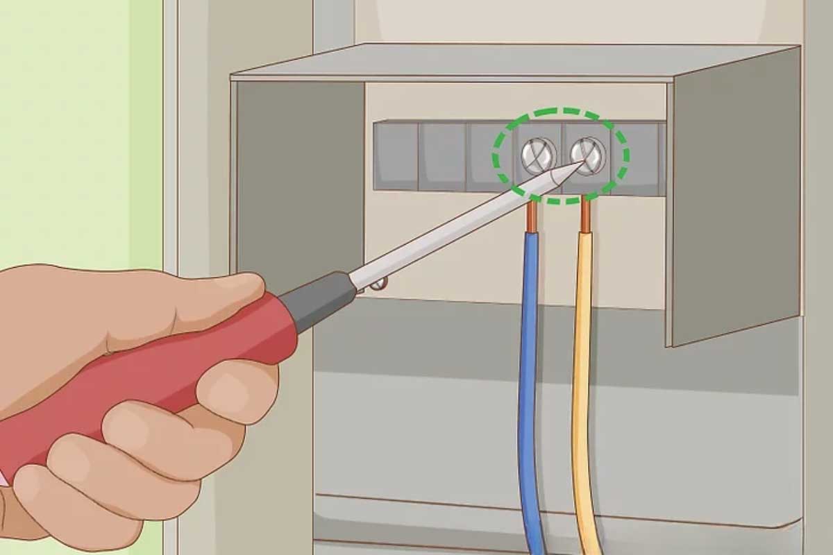 قدم پنجم در نصب چراغ دفنی: اتصال سیم‌ها به ترانسفورماتور