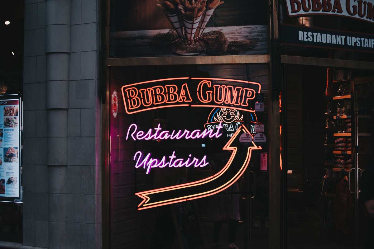 تابلو نئون برای نورپردازی سر در مغازه