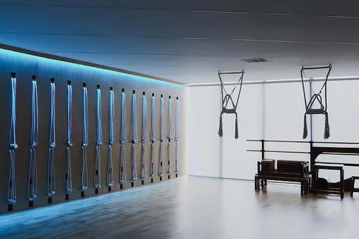 ایده نورپردازی باشگاه یوگا با نور آبی