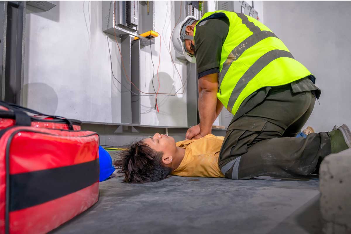 آموزش احیای قلبی و ریوی افراد دچار برق گرفتگی (CPR)